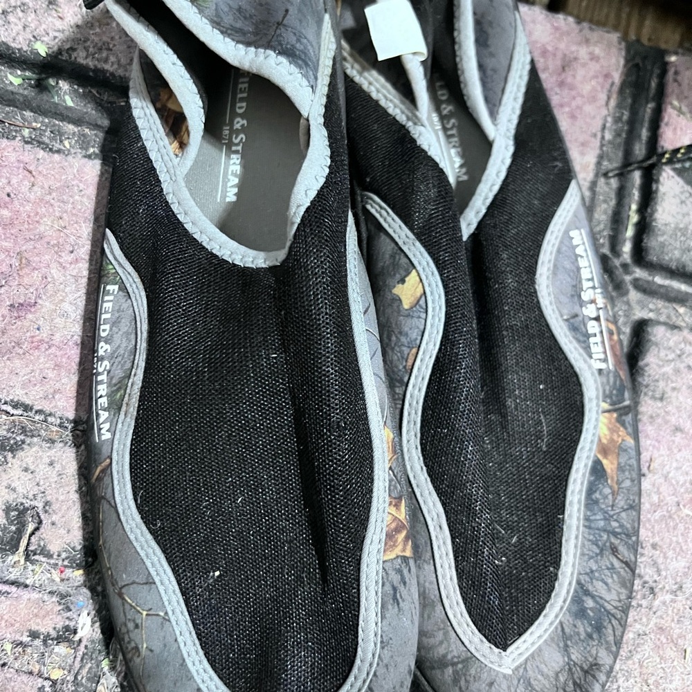 Size 11 Field & Stream Black and mossy Oak water boat shoes GUC Fitted ❤️